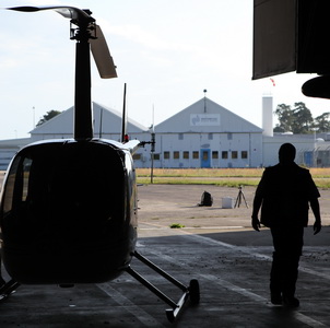 Hubschrauber mit Fotoausrüstung vorbereiten